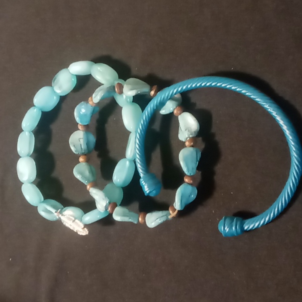 Blue twisted cable cuff bracelet & 2 expandable blue beaded bracelets.